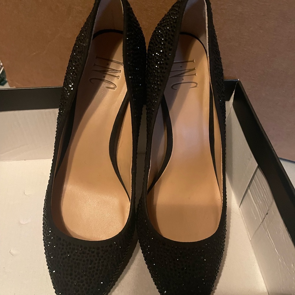 Never worn! Tried on in the house but then the event was canceled.